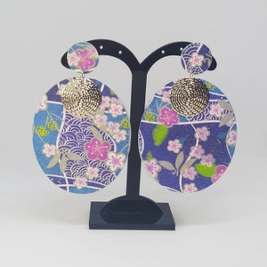 Ume - Orecchini ovali blu e azzurro con fiori e rifiniture argentate, Elegante collezione carta origami, Pendente cerchio argentato.
