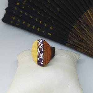 Anello legno acero e mogano regolabile, Anello carta e legno su base bronzo, carta fantasia giapponese e legno