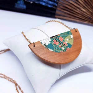 Collana "Sensu 2.0", Collana legno ciliegio e carta chiyogami, Collana fantasia floreale e catenina, Elegante collezione carta e legno