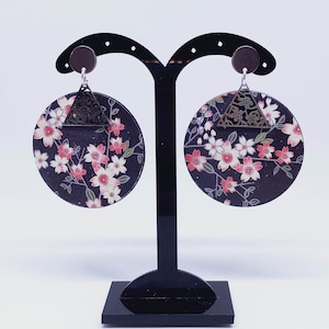 SakuraBlack: Orecchini cerchi neri con fiori bianchi, rosa - Triangolo acciaio argentato - Elegante collezione carta chiyogami e acciaio