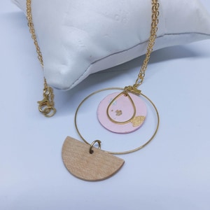 Collana con pendente cerchio dorato, goccia e carta di riso rosa, Pendente legno di acero, Elegante collezione carta chiyogami