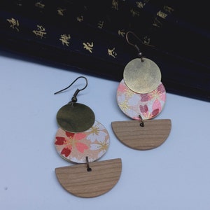Orecchini pendenti fantasia floreale con cerchio ottone e pendente legno ciliegio - Orecchini di carta, Elegante collezione carta e legno