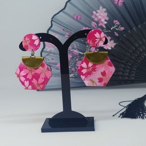 Orecchini esagonali fantasia fucsia e rosa con fiori e dettagli oro, Orecchini elegante collezione carta chiyogami, Orecchini foglia dorata.
