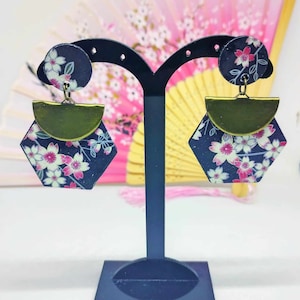 Orecchini esagono carta origami giapponese con dettagli ottone, Orecchini sakura nero e fucsia, Eleganti e luminosi gioielli carta