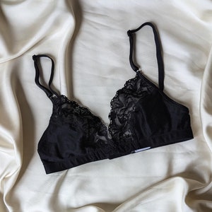 RARE 1990 Hanro pure black cotton bra with lace details 32B