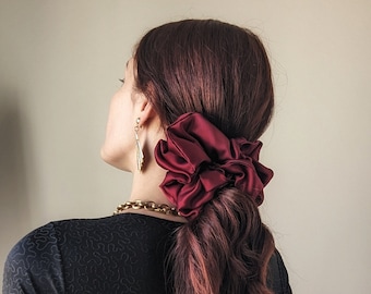 Handgemaakte vintage zijden XXL oversized bloedrode satijnen dramatische scrunchie