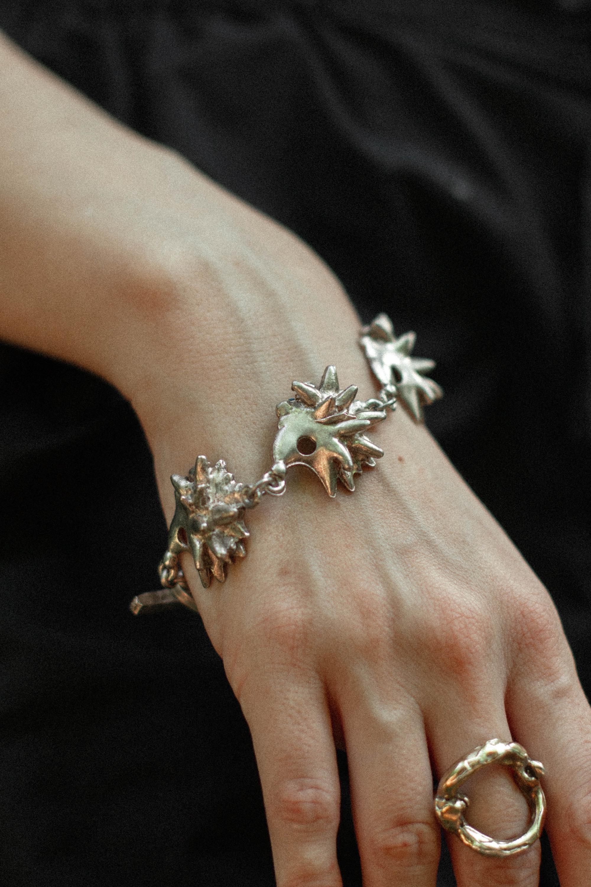 Bracelet Moderniste Vintage En Bronze Doré De Nelly Biche De Bere - Pièce Rare Et Unique, Occasion
