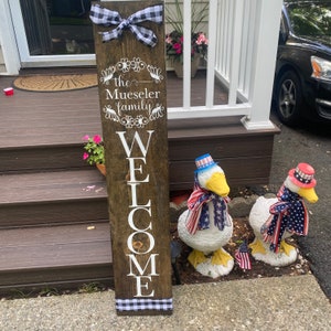 Last Name Porch Leaner, Flower Welcome Sign, Housewarming Sign, Last Name Welcome Sign, Welcome Sign with a Plaid Bow, Last Name Porch Decor