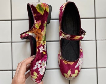 Red Flowers Velvet Mary Jane Shoes - Mary Janes pour femmes - Chaussures vintage - Chaussures rouges faites à la main - Velvet Flats