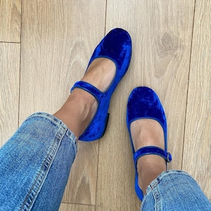 Blue Velvet Mary Jane Schuhe Damen Mary Janes Vintage Schuhe Handgemachte blaue Schuhe Samtschuhe Bild 1