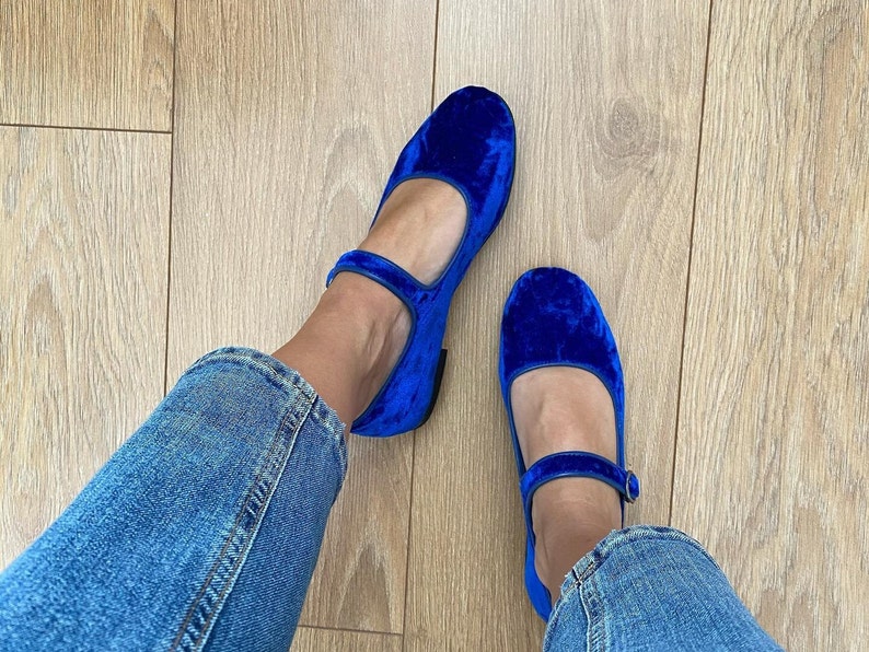 Blue Velvet Mary Jane Schuhe Damen Mary Janes Vintage Schuhe Handgemachte blaue Schuhe Samtschuhe Bild 1