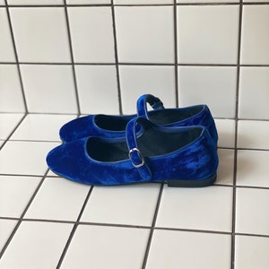 Blue Velvet Mary Jane Schuhe Damen Mary Janes Vintage Schuhe Handgemachte blaue Schuhe Samtschuhe Bild 2