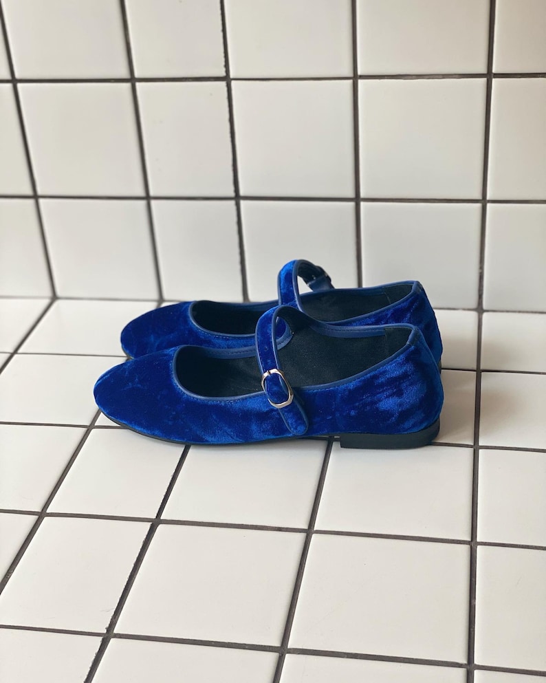 Blue Velvet Mary Jane Schuhe Damen Mary Janes Vintage Schuhe Handgemachte blaue Schuhe Samtschuhe Bild 2