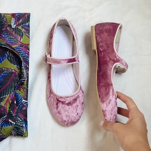 Bubblegum Pink Velvet Mary Jane Shoes - Mary Janes pour femmes - Chaussures vintage - Chaussures roses faites à la main - Velvet Flats