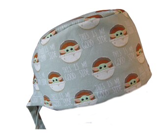 Bonnet de bloc opératoire Baby Yoda, bonnet de bloc opératoire Star Wars, élastique européen ou à nouer à l'arrière. Doublure en satin et boutons en option.