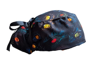 Bonnet de médecin à queue de cheval avec motif dinosaure et yeux de dragon. Doublure en satin avec boutons optionnels (européens ou à ruban).