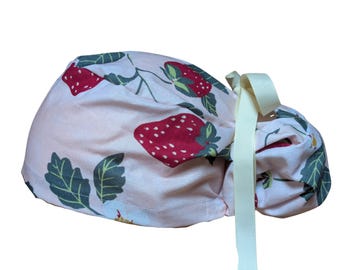 Bonnet de bloc opératoire à motif queue de cheval fraise, élastique européen, doublure en satin et boutons (en option), pour chirurgien/médecin.