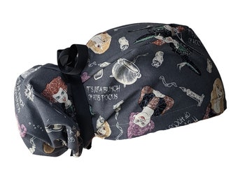 Bonnet de bloc opératoire Hocus Pocus, bonnet de bloc opératoire sorcière Sanderson avec queue de cheval, élastique européen ou ruban, doublure en satin et boutons en option.