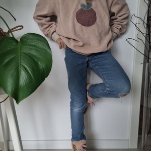 Weicher Frottee Sweater in Beige mit einer Apfel Applikation image 10