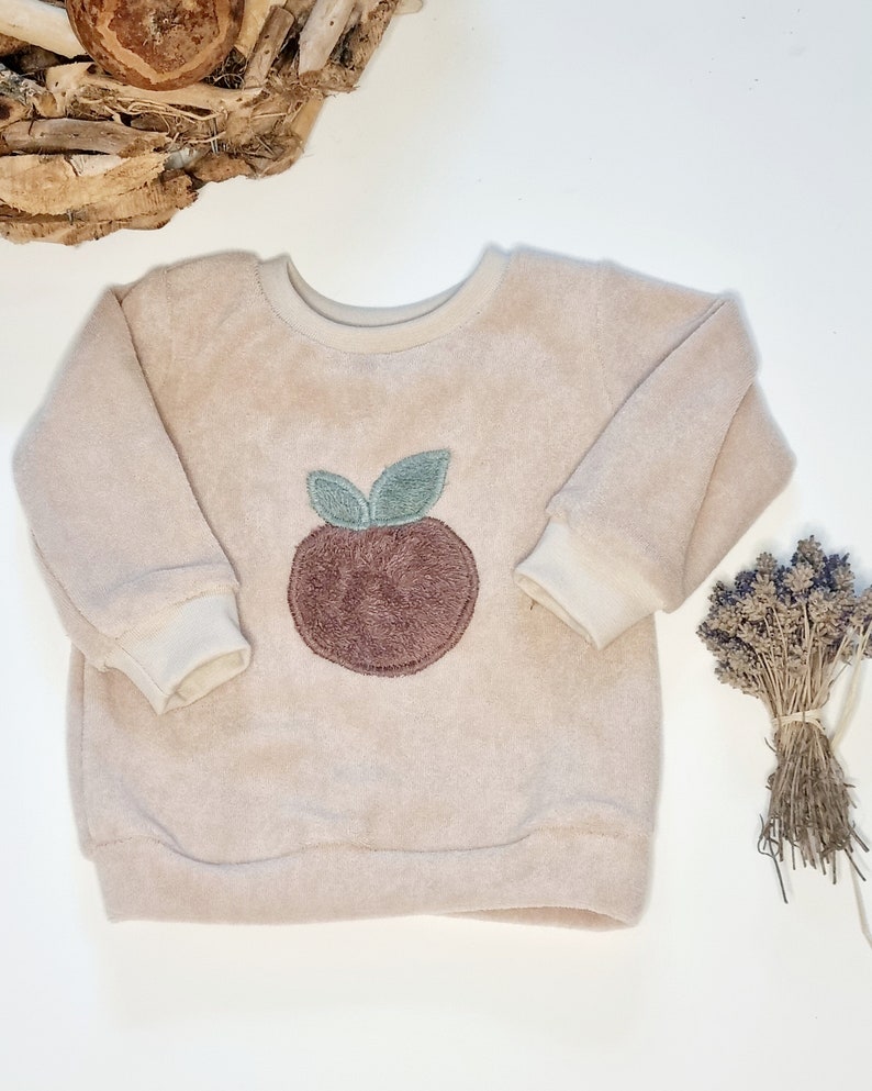 Weicher Frottee Sweater in Beige mit einer Apfel Applikation image 5