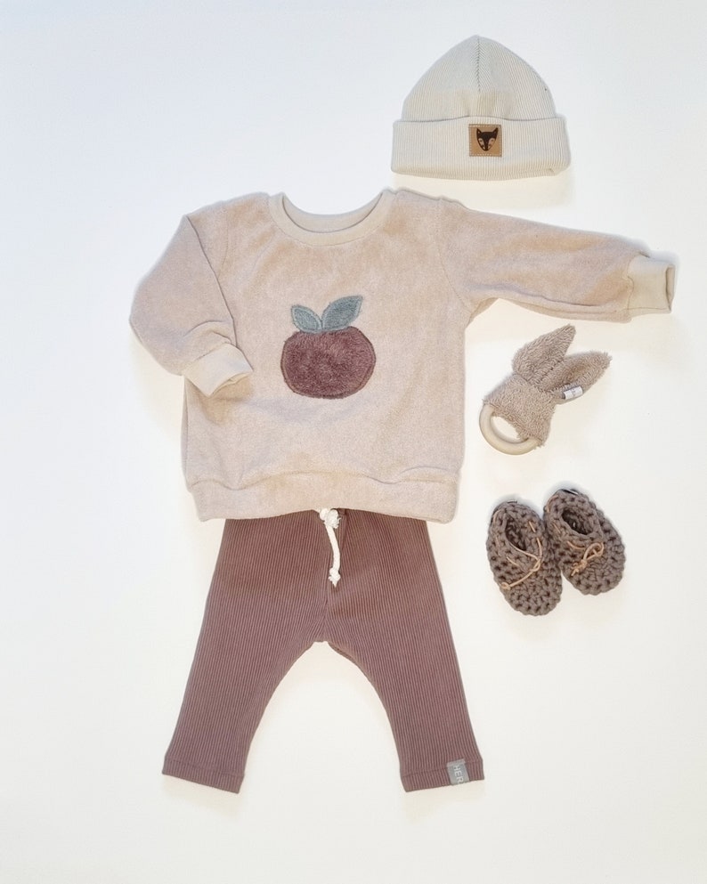 Weicher Frottee Sweater in Beige mit einer Apfel Applikation image 4