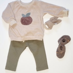 Weicher Frottee Sweater in Beige mit einer Apfel Applikation image 2