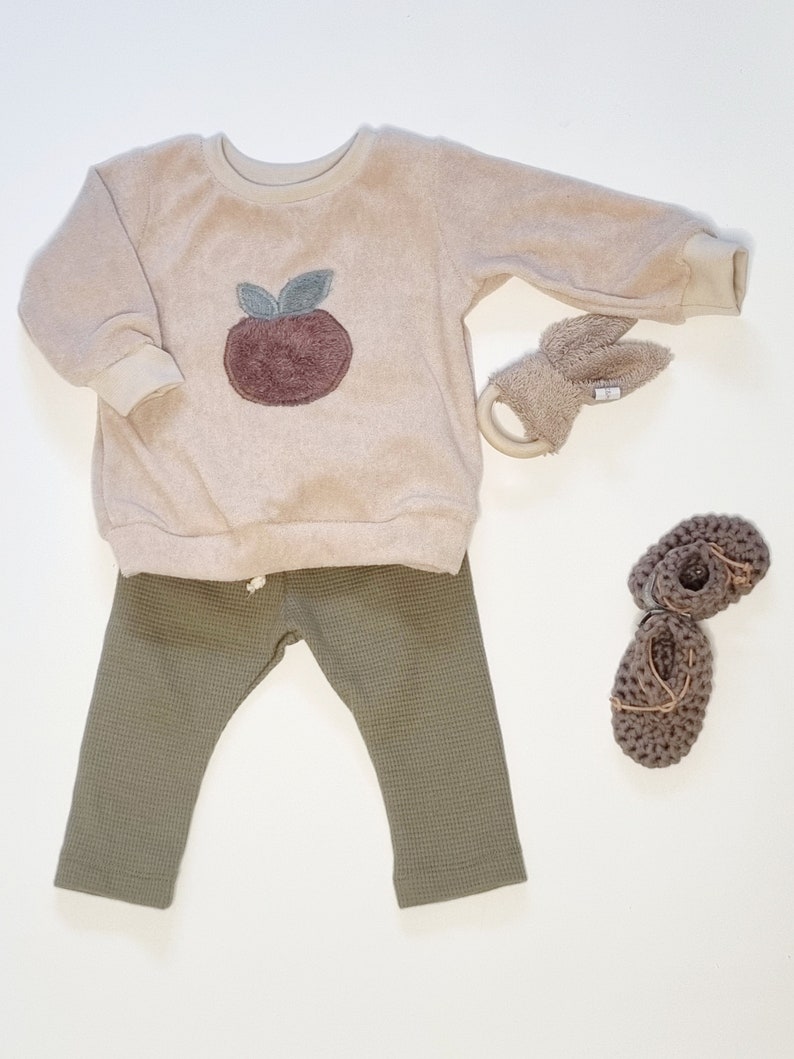 Weicher Frottee Sweater in Beige mit einer Apfel Applikation image 2