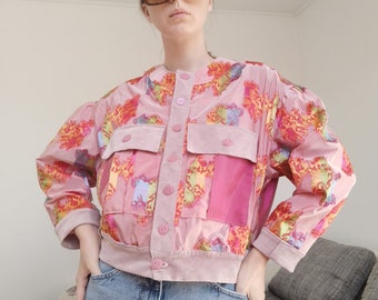 Upcycled roze regenjack, opnieuw vormgegeven patchwork regenjas, herwerkt tapijtjasje, patchwork shirt voor motorfietsen