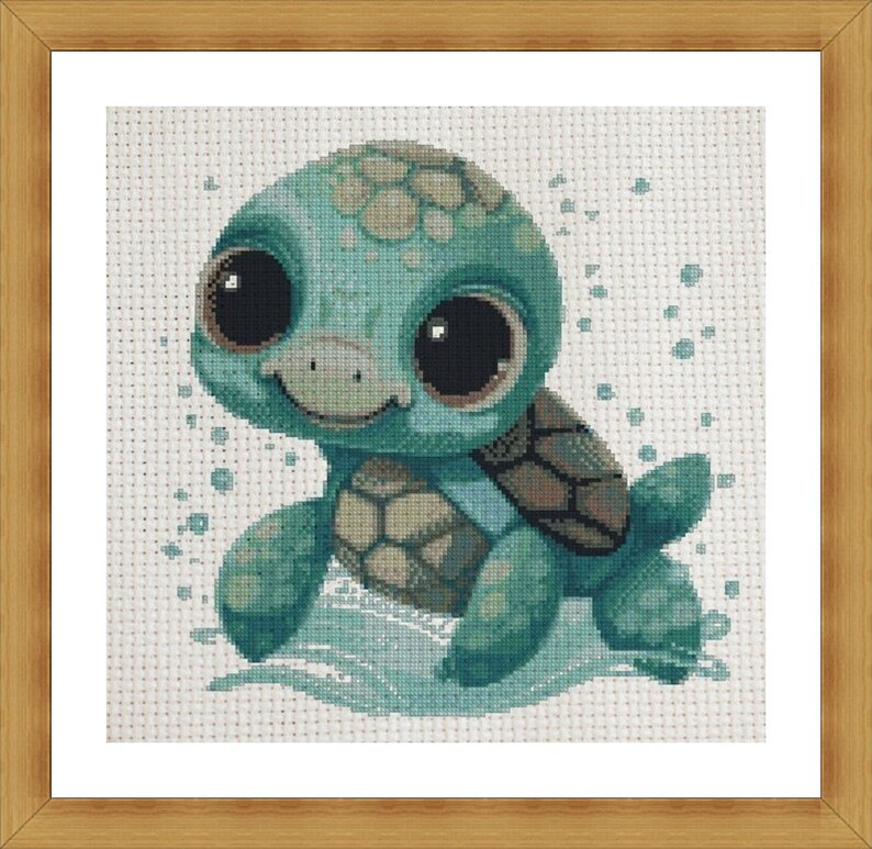 Puede incluir: Imagen de punto de cruz de una tortuga marina beb&eacute; turquesa con ojos grandes y oscuros. La tortuga tiene un caparaz&oacute;n estampado y est&aacute; representada sobre un fondo azul claro con detalles acu&aacute;ticos. La obra est&aacute; enmarcada en un marco de madera.