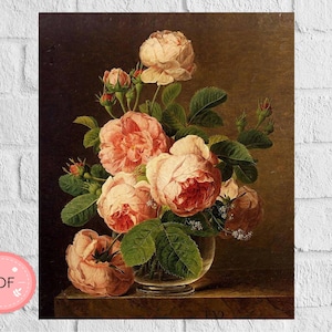 Puede incluir: Pintura de naturaleza muerta floral de estilo vintage. La obra presenta un ramo de rosas rosas y crema en un jarrón de cristal transparente. Las rosas tienen múltiples pétalos y están rodeadas de hojas verdes. El fondo es marrón oscuro.