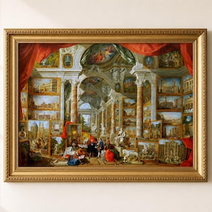Può includere: Una stampa incorniciata di un dipinto a olio che raffigura una grande galleria piena di numerosi dipinti e sculture più piccoli. La scena presenta un'architettura classica con colonne di marmo, drappeggi rossi e figure che osservano l'arte.