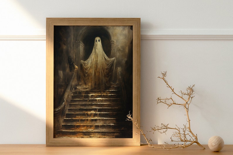 Peut inclure: Une peinture encadr&eacute;e repr&eacute;sentant un fant&ocirc;me blanc debout sur un escalier en bois fonc&eacute;. Le fant&ocirc;me est translucide et a deux yeux noirs. Les marches sont recouvertes d'un liquide sombre, peut-&ecirc;tre de l'eau ou du sang.