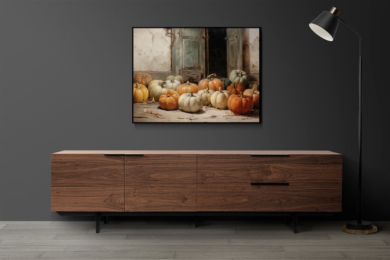 Puede incluir: Una pintura de bodeg&oacute;n con una colecci&oacute;n de calabazas en varios tonos de naranja, amarillo y blanco. Las calabazas est&aacute;n dispuestas en un suelo de madera frente a una puerta abierta.