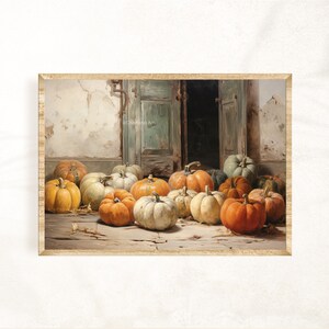 Puede incluir: Una pintura que representa una colecci&oacute;n de calabazas en varios tonos de naranja, blanco y verde, apiladas frente a una puerta de madera desgastada con un marco de puerta verde. Las calabazas est&aacute;n dispuestas en semic&iacute;rculo, con algunas superpuestas.