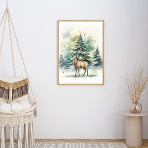 以下が含まれることがあります： 雪の森の鹿の水彩画、明るい木で額装されています。このアートワークは、常緑樹の前に立っている大きな角を持つ雄大な鹿を特徴としています。シーンは冬に設定され、一番高い木の上に星があります。