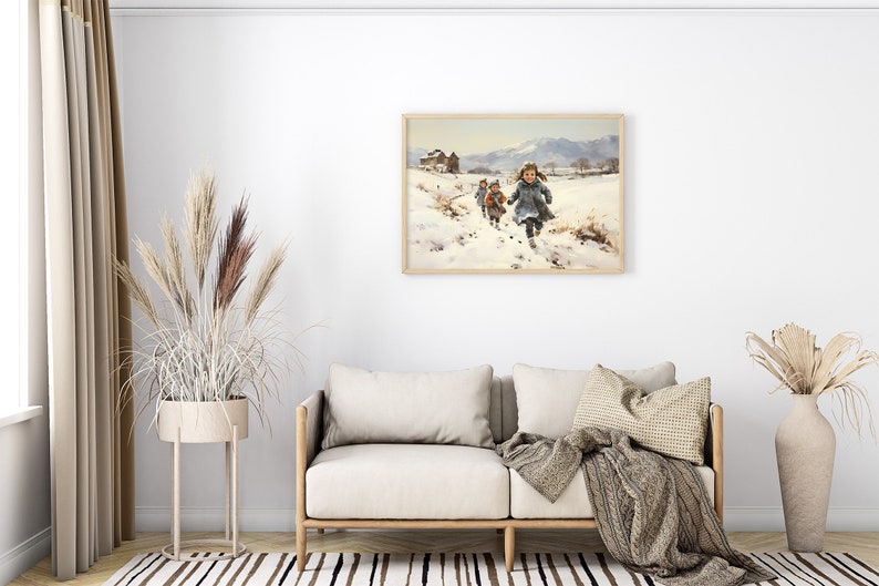 Peut inclure: Une peinture encadr&eacute;e repr&eacute;sentant des enfants courant dans un paysage enneig&eacute;. Les enfants portent des v&ecirc;tements d'hiver et courent vers une petite ferme au loin. La peinture est sur fond de collines enneig&eacute;es et d'un ciel bleu clair.