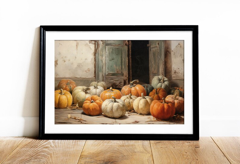 Puede incluir: Una pintura de bodeg&oacute;n con una colecci&oacute;n de calabazas en varios tonos de naranja, blanco y verde. Las calabazas est&aacute;n dispuestas en un suelo de madera frente a una puerta abierta.