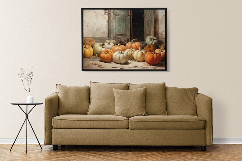 Puede incluir: Una pintura enmarcada que representa una naturaleza muerta con una colecci&oacute;n de calabazas en varios tonos de naranja, amarillo y verde. Las calabazas est&aacute;n dispuestas en un suelo de madera frente a una puerta entreabierta.