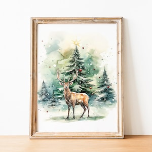 以下が含まれることがあります： クリスマスをテーマにした、トウヒの森にいるシカの水彩画。赤いオーナメントと星が飾られています。明るい茶色の木製フレームに入っており、お祝いの雰囲気を醸し出しています。