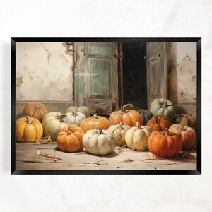 Puede incluir: Una pintura de bodeg&oacute;n con una colecci&oacute;n de calabazas en varios tonos de naranja, amarillo y blanco. Las calabazas est&aacute;n dispuestas en un suelo de madera frente a una puerta r&uacute;stica.