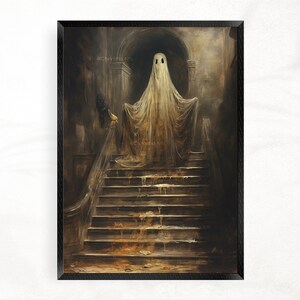 Peut inclure: Un fant&ocirc;me blanc se tient sur un escalier dans une pi&egrave;ce faiblement &eacute;clair&eacute;e. Le fant&ocirc;me porte un drap blanc et a un l&eacute;ger sourire sur le visage. L'escalier est en pierre et recouvert d'un liquide sombre et visqueux.