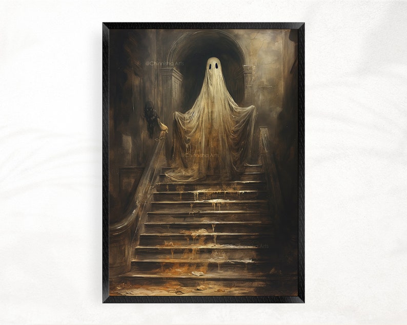 Peut inclure: Un fant&ocirc;me blanc se tient sur un escalier dans une pi&egrave;ce faiblement &eacute;clair&eacute;e. Le fant&ocirc;me porte un drap blanc et a un l&eacute;ger sourire sur le visage. L'escalier est en pierre et recouvert d'un liquide sombre et visqueux.