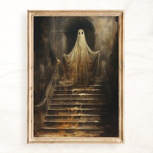 Peut inclure: Une peinture repr&eacute;sentant un fant&ocirc;me blanc debout sur un escalier dans un vieux b&acirc;timent sombre. Le fant&ocirc;me porte un drap blanc et a une faible lueur autour de lui. L'escalier est en pierre et recouvert d'une couche de poussi&egrave;re. La peinture est r&eacute;alis&eacute;e dans un style r&eacute;aliste et a une atmosph&egrave;re effrayante.