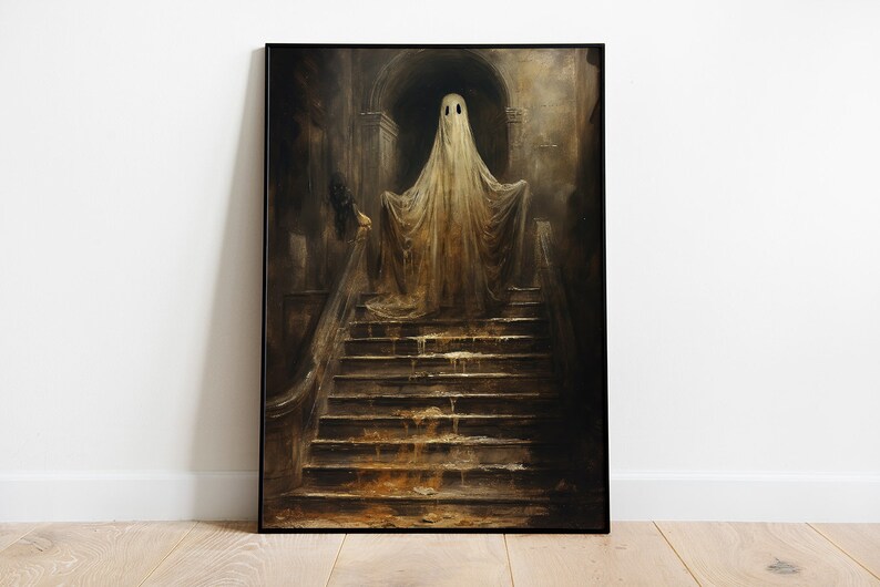 Peut inclure: Un fant&ocirc;me blanc se tient sur un escalier en bois sombre dans une pi&egrave;ce faiblement &eacute;clair&eacute;e. Le fant&ocirc;me est translucide et semble flotter au-dessus des marches. L'escalier est vieux et us&eacute;, avec une finition brun fonc&eacute;. La pi&egrave;ce est sombre et myst&eacute;rieuse, avec un sentiment de menace.