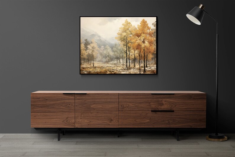 K&ouml;nnte beinhalten: Eine dunkle Kommode aus Holz mit vier Schubladen und schwarzen Metallbeinen. Ein Gem&auml;lde einer Waldszene mit B&auml;umen in Herbstfarben h&auml;ngt an der Wand &uuml;ber der Kommode. Eine schwarze Stehlampe mit schwarzem Schirm steht rechts neben der Kommode.