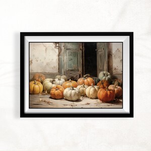 Puede incluir: Una pintura de bodeg&oacute;n con una colecci&oacute;n de calabazas en varios tonos de naranja, blanco y verde. Las calabazas est&aacute;n dispuestas en un suelo de madera frente a una puerta r&uacute;stica.