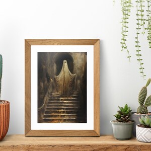 Peut inclure: Une estampe encadr&eacute;e d'une peinture repr&eacute;sentant une figure fantomatique debout sur un escalier dans une pi&egrave;ce sombre et ombrag&eacute;e. Le fant&ocirc;me porte un drap blanc et a une faible silhouette de visage.