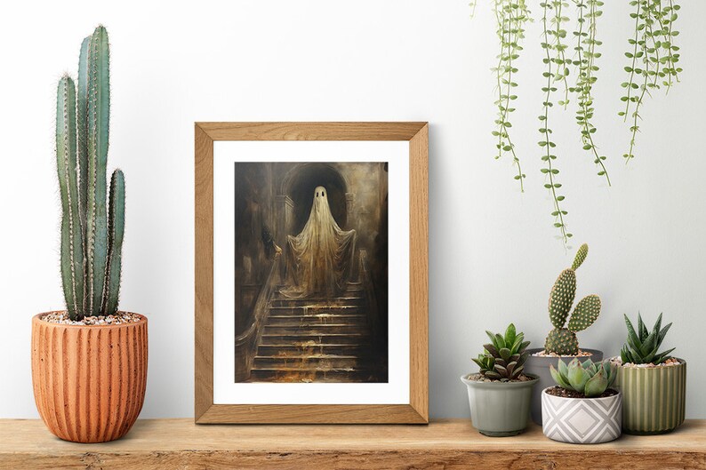 Peut inclure: Une estampe encadr&eacute;e d'une peinture repr&eacute;sentant une figure fantomatique debout sur un escalier dans une pi&egrave;ce sombre et ombrag&eacute;e. Le fant&ocirc;me porte un drap blanc et a une faible silhouette de visage.