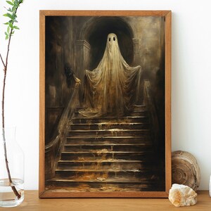 Peut inclure: Une peinture repr&eacute;sentant un fant&ocirc;me debout sur un escalier dans un b&acirc;timent sombre et ancien. Le fant&ocirc;me porte un drap blanc et a deux yeux noirs. L'escalier est en bois et recouvert d'un liquide sombre et visqueux.