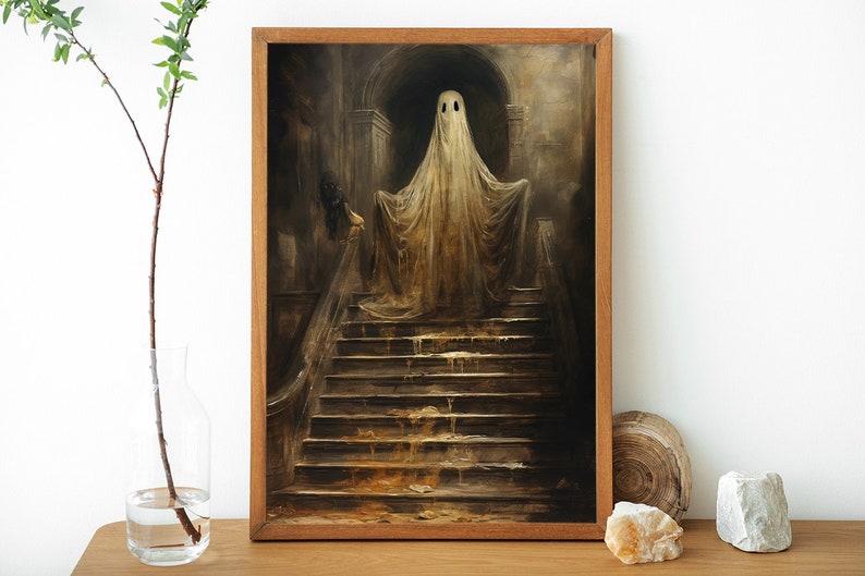 Peut inclure: Une peinture repr&eacute;sentant un fant&ocirc;me debout sur un escalier dans un b&acirc;timent sombre et ancien. Le fant&ocirc;me porte un drap blanc et a deux yeux noirs. L'escalier est en bois et recouvert d'un liquide sombre et visqueux.